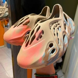 Adidas YEEZY Sand Grey Foam Runners | size: 5M